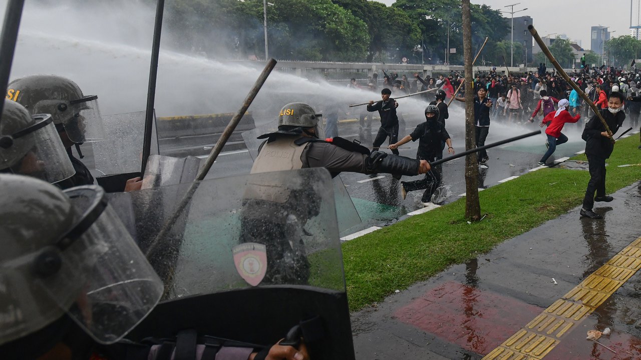 Betrokan Massa dengan Aparat Kepolisian Melebar, Ledakan Bom Molotov dan Gas Air Mata Terdengar Nyaring