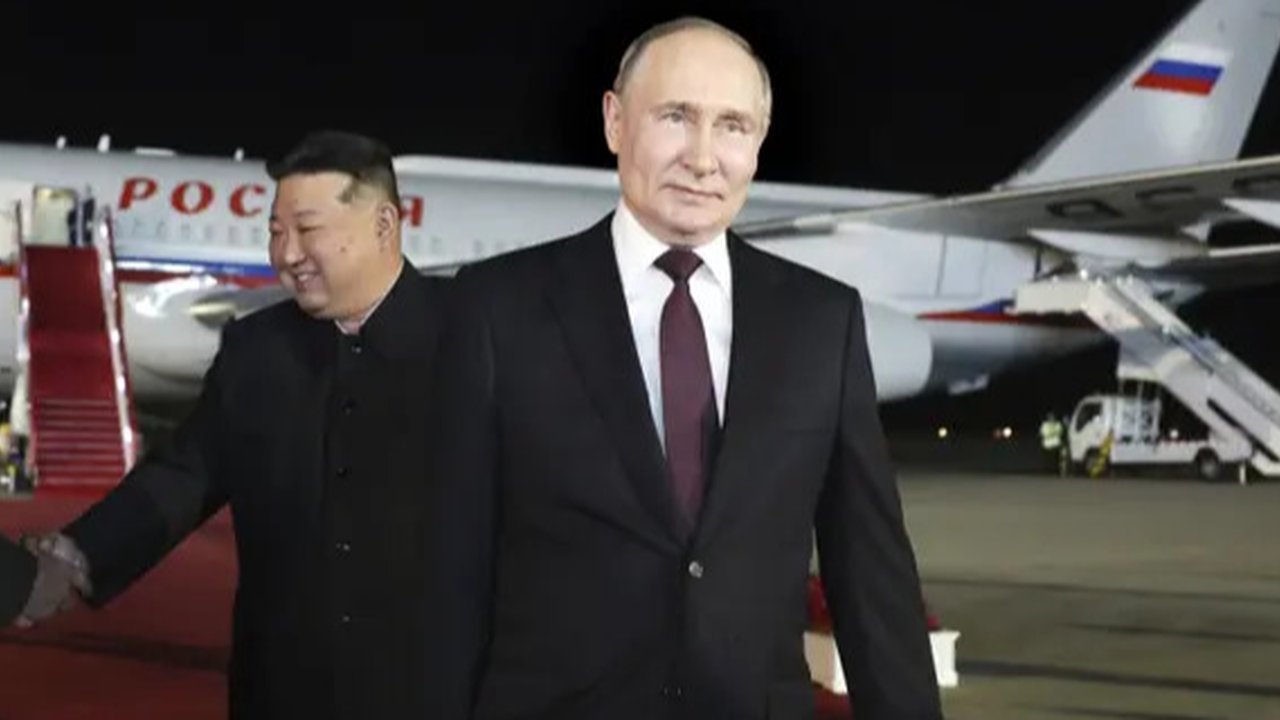 Kim Jong-un (tengah duduk) bersama Ri Pyong-chol (kedua dari kiri), Kim Jong-sik (tengah belakang Kim Jong-un), dan Jang Chang-ha (kedua dari kanan) (KCNA)