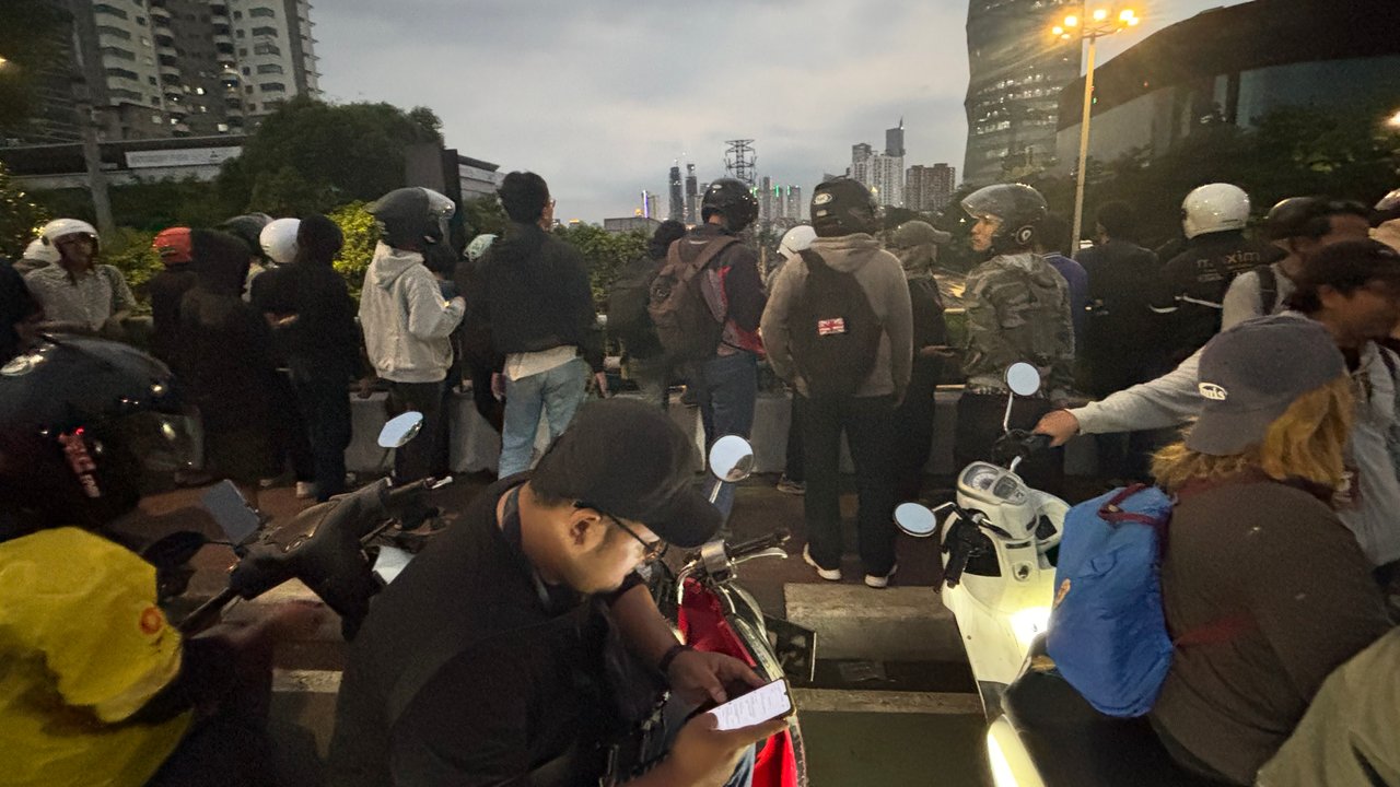 Momen Pengendara Berhenti di Fly Over Slipi, Lihat Bekas Kerusuhan Demo Hari Ini