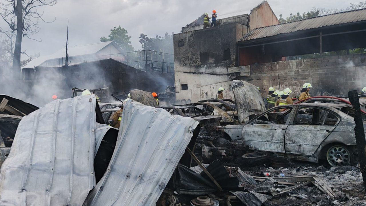 Bengkel Mobil di Antapani Bandung Alami Kebakaran Hebat, 21 Unit Kendaraan Hangus