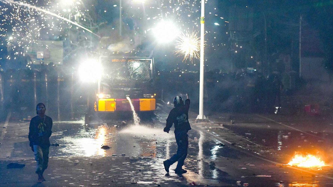 Bentrokan antara massa dengan Brimob Polri usai aksi ribuan mahasiswa yang mengkritisi DPR di kawasan Pejompongan, Jakarta, Kamis (28/08/2025).