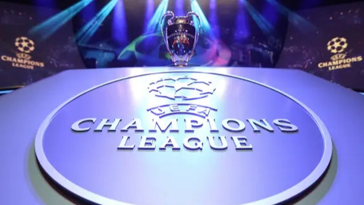 Logo dan Trofi Liga Champions. (Bola.com/Dody Iryawan)