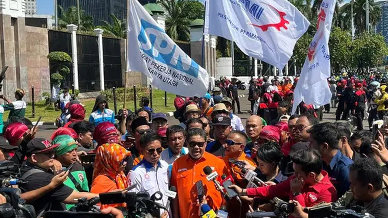 Demo Buruh Depan Gedung DPR