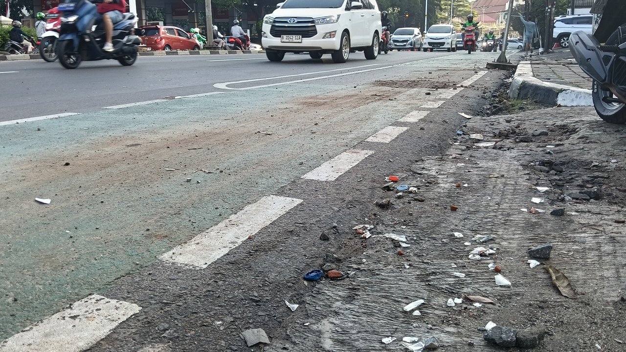 Usai Rantis Brimob Lindas Driver Ojol, Serpihan Kaca dan Sampah Masih Tersisa di Pejompongan