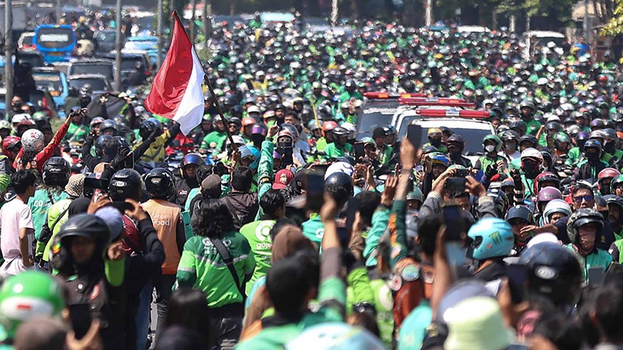 Pengemudi ojek online (ojol) mengantarkan jenazah Affan Kurniawan ke TPU Karet Bivak di Jakarta, Jumat (29/8/2025)