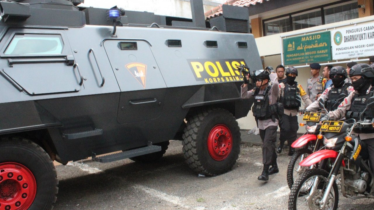 Kendaraan taktis baracuda nampak stanby untuk membawa tiga terdakwa dalam sidang putusan pembakaran bendera HTI (Liputan6.com/Jayadi Supriadin)