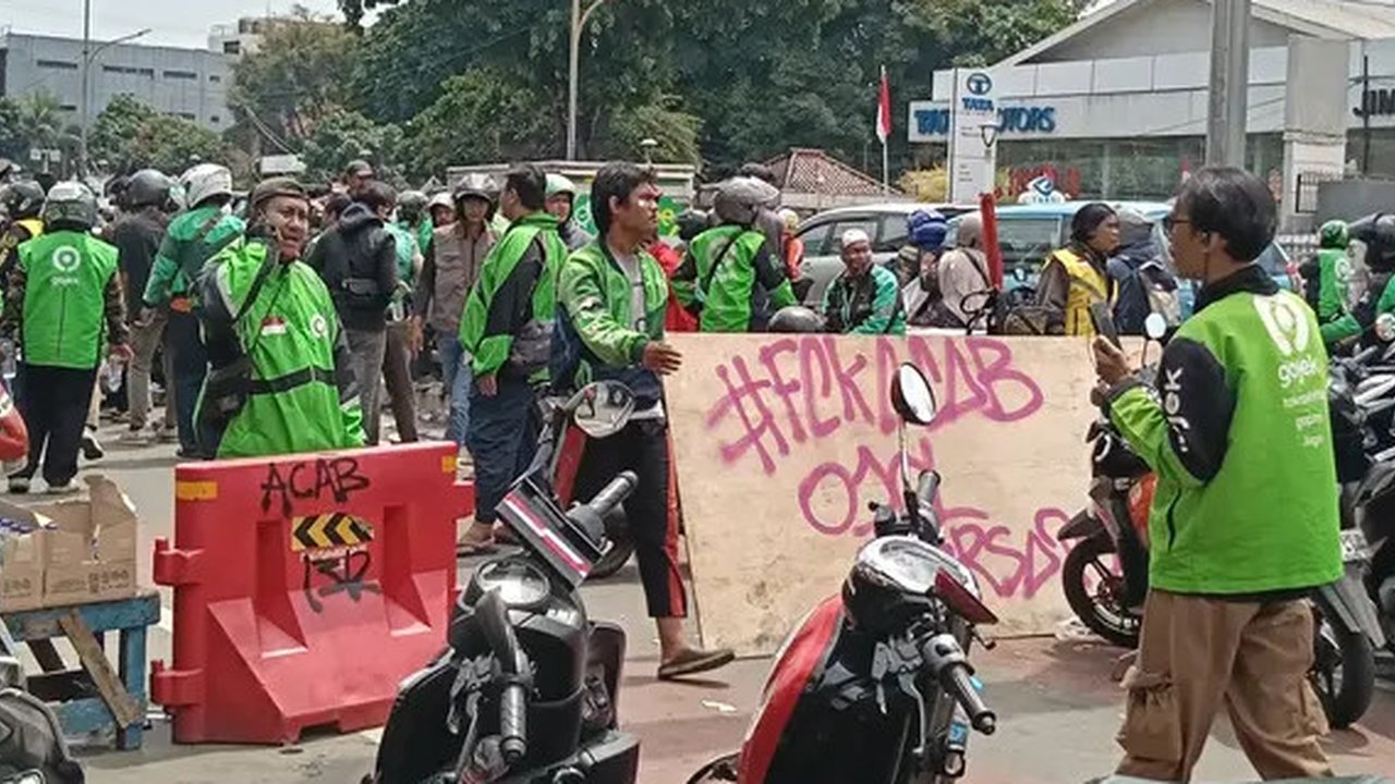 Situasi Terkini Mako Brimob Kwitang, Mitra Ojol Bertahan Desak Penabrak Affan Kurniawan Tanggung Jawab