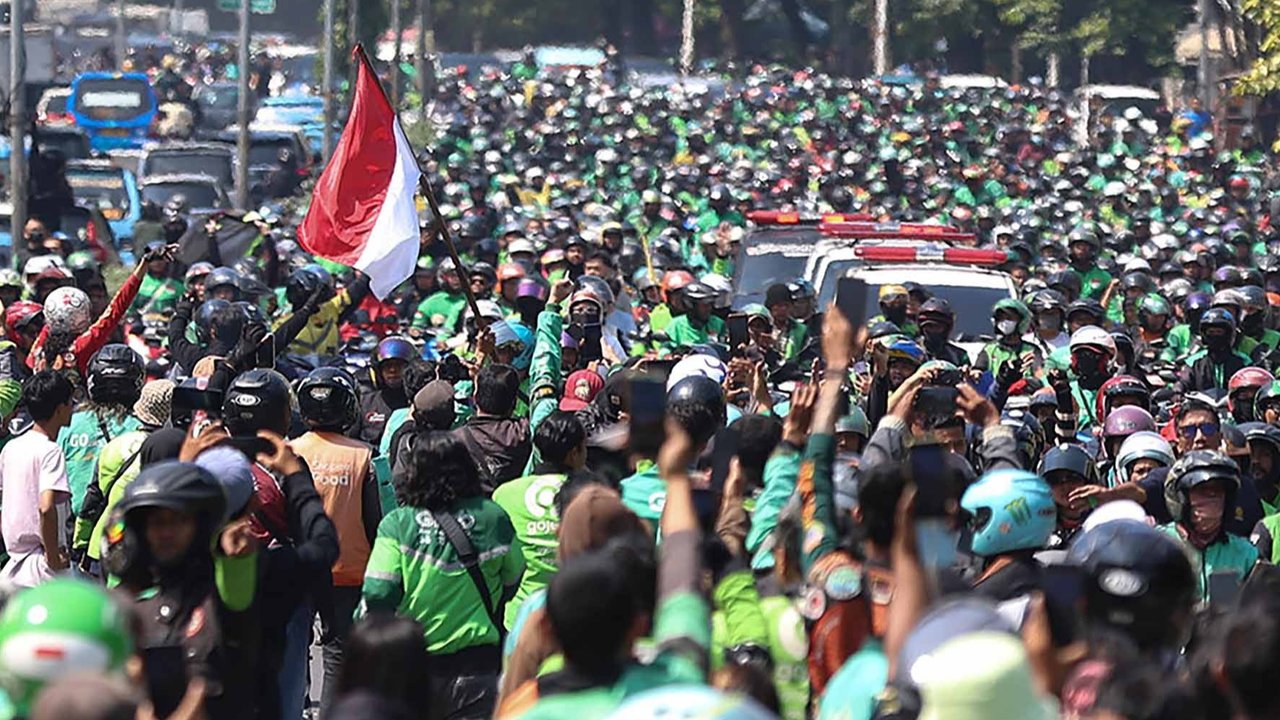 VIDEO: Affan Tewas Dilindas Brimob, Lautan Driver Ojol Antar Jenazahnya ke TPU Karet Bivak
