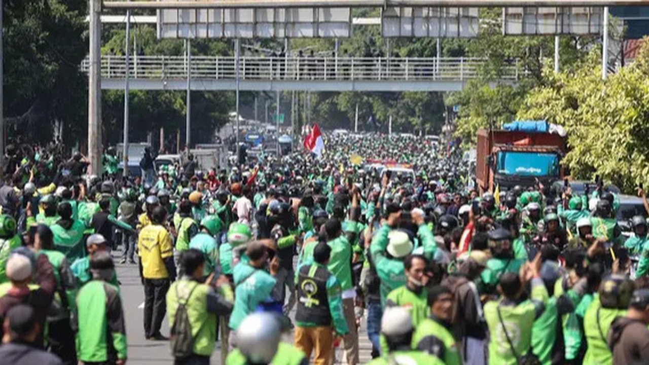 Affan Kurniawan merupakan pengemudi ojek online yang tewas dilindas jenis Barracuda milik Satuan Brigade Mobil (Brimob) Kepolisian Daerah Metro Jaya saat kericuhan di kawasan Pejompongan, Kam