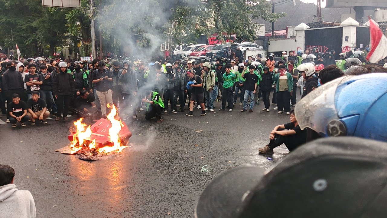 Demo Ojol dan Mahasiswa Pecah di DPRD Jabar, Massa Bakar Water Barier
