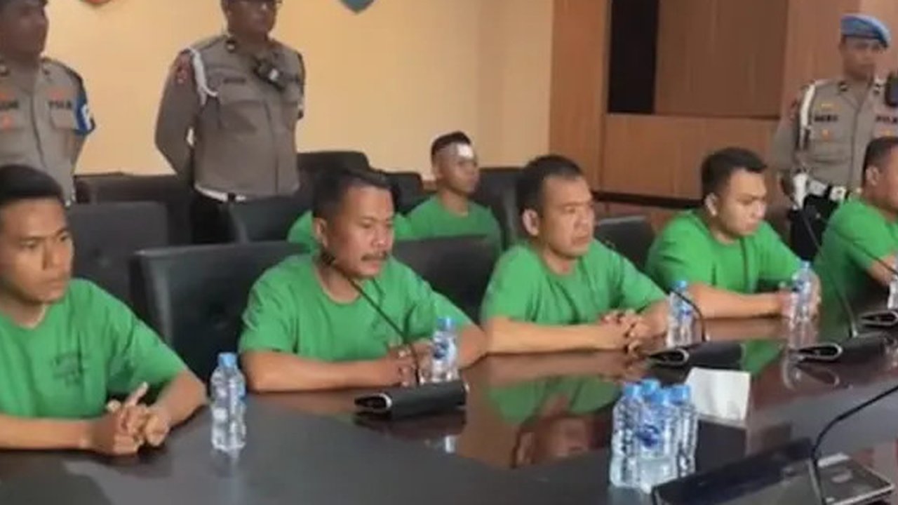 Tampang 7 anggota Brimob yang naik mobil rantis