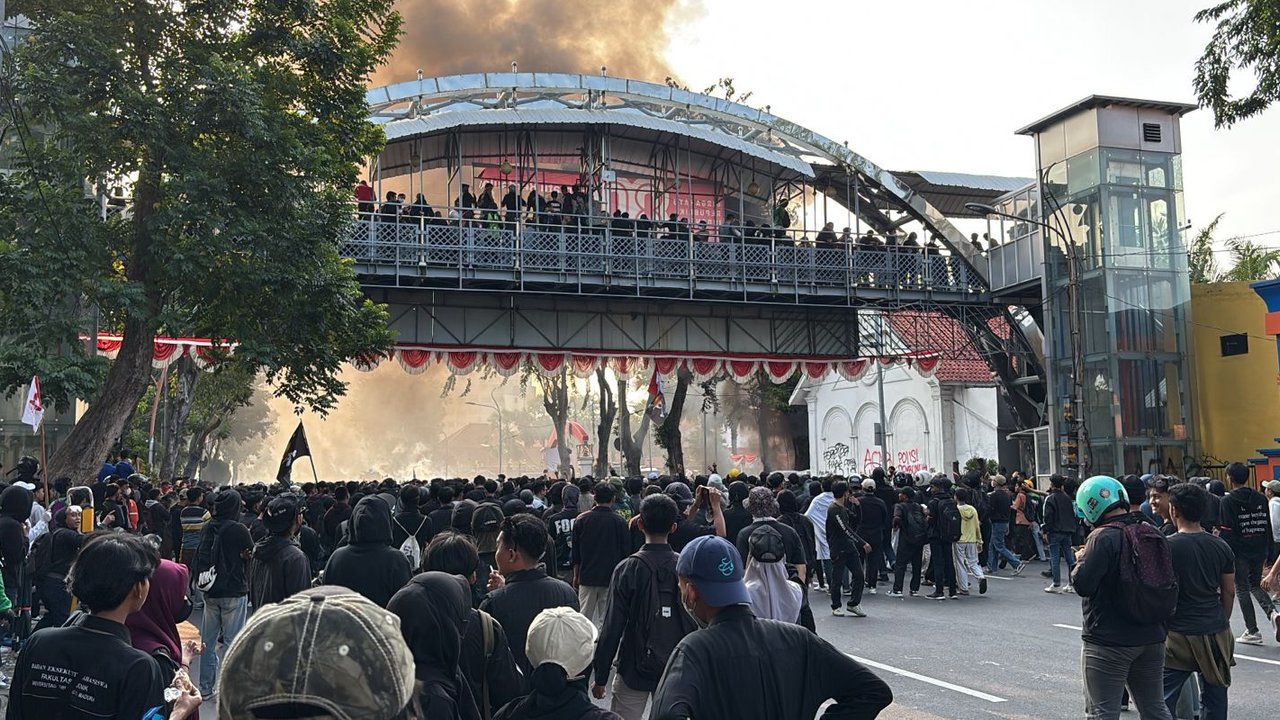 Demo Kecam Kekerasan Aparat di Gedung Negara Grahadi Surabaya Ricuh, Massa Bakar Ban dan Bentrok dengan Polisi