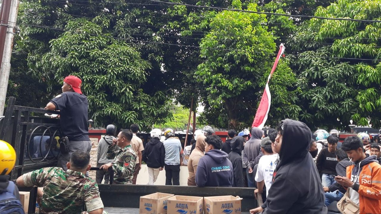 Massa Driver Ojol Robohkan Pagar Mako Brimob Solo