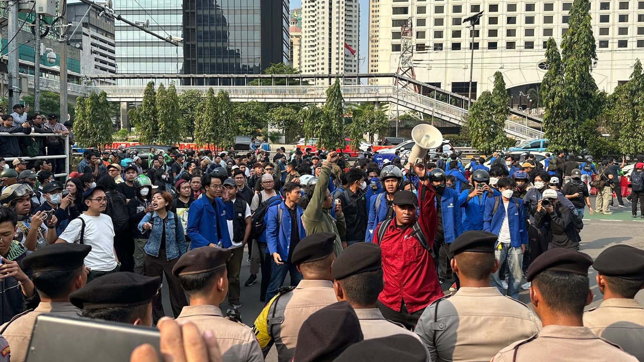 Mahasiswa Geruduk Polda Metro Jaya, Paksa Tutup Jalan Gatot Subroto