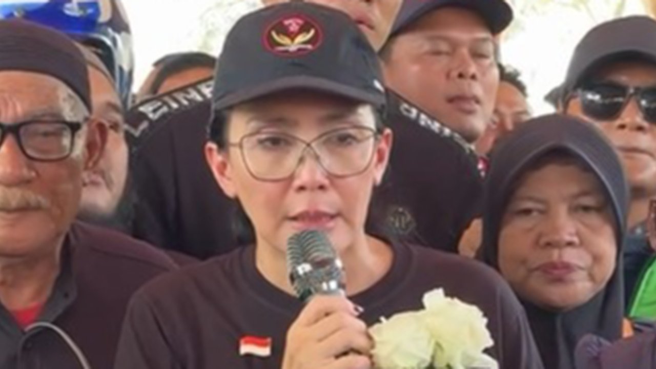 Usut Tuntas Kematian Affan, Sambil Teteskan Air Mata Rieke 'Oneng' Serukan Aksi Damai dan Doa