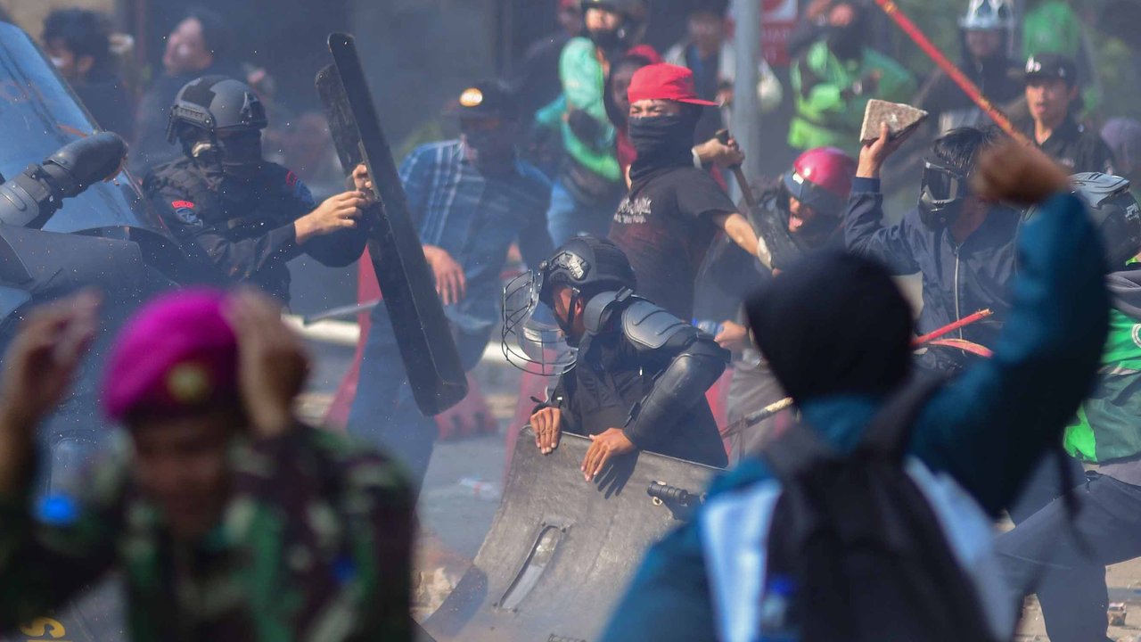 Massa melempar batu ke arah pasukan Brimob di Mako Brimob, Kwitang, jakarta, Jumat (29/08/2025).