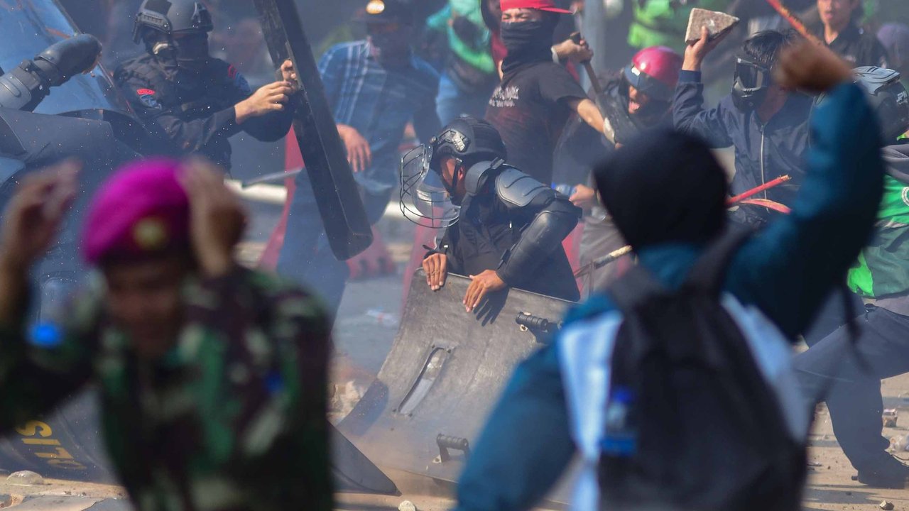 Massa melempar batu ke arah pasukan Brimob di Mako Brimob, Kwitang, jakarta, Jumat (29/08/2025).