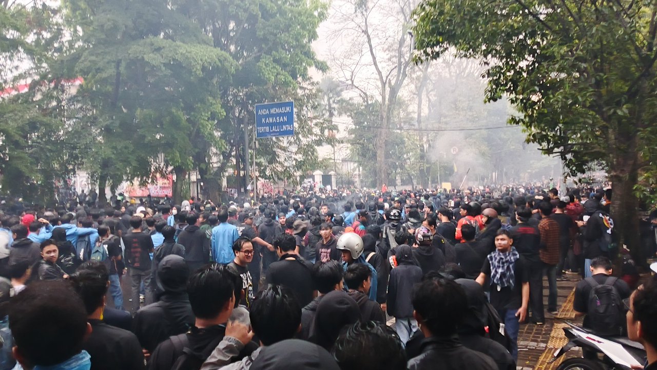 Batu dan Petasan Terbang di Tengah Hujan, Demo di DPRD Jabar Memanas