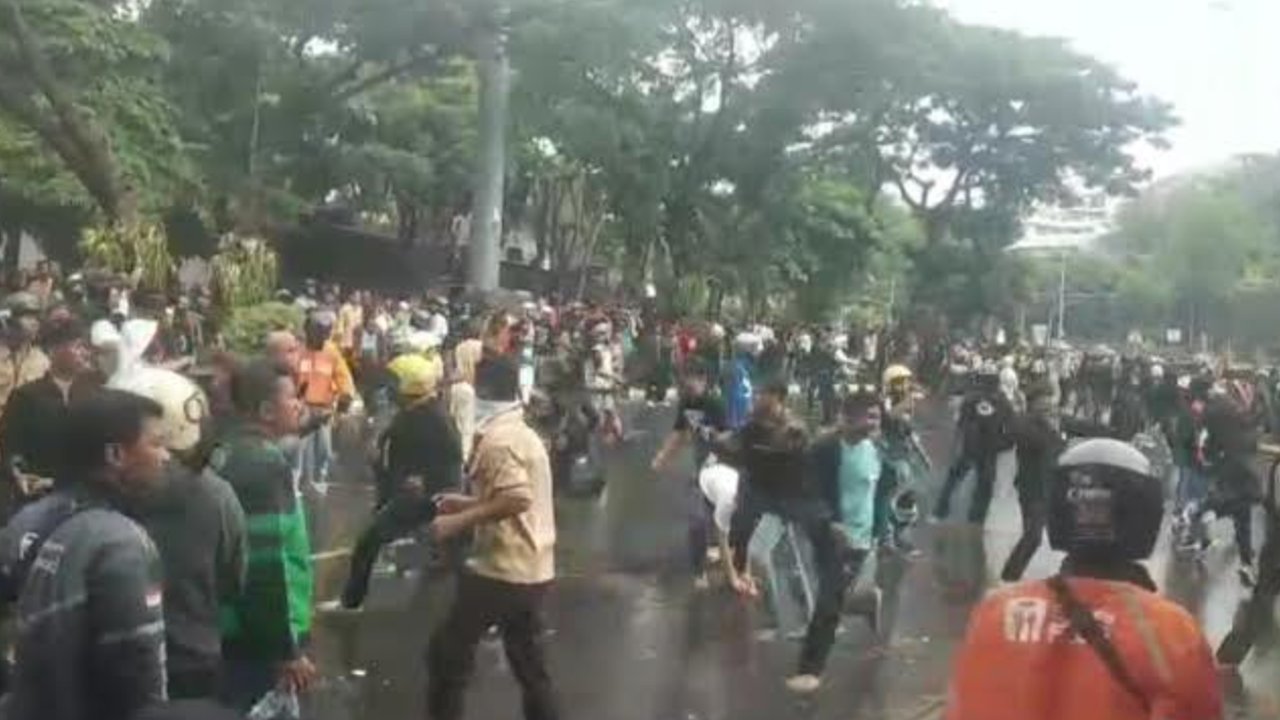 Demo Aksi Solidaritas Ojol di Jateng Ricuh, Massa Lempar Batu ke Kantor Polisi