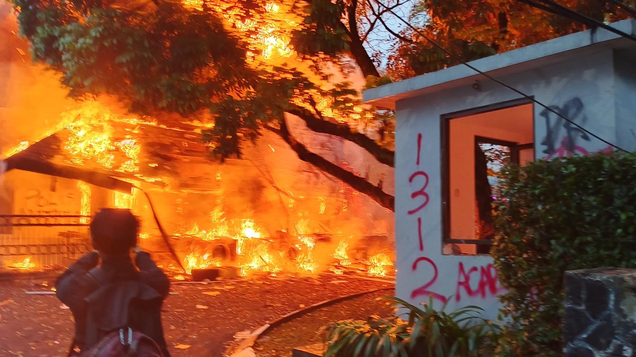 Demo Bandung Hari Ini Ricuh, 1 Rumah Aset MPR Dilempar Bom Molotov