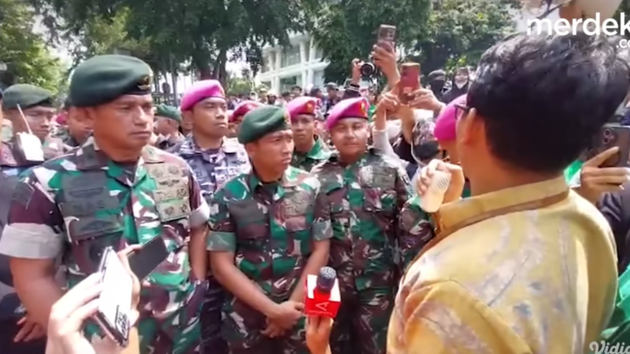 VIDEO: Momen Jenderal TNI Beraksi di Tengah-Tengah Massa Emosi Depan Markas Brimob, Tenangkan Pendemo