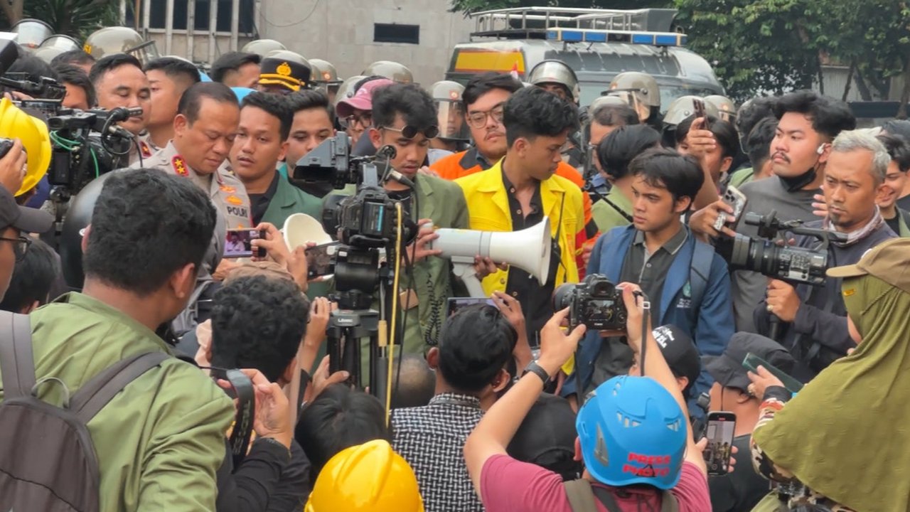 Tak Puas Jawaban Kapolda Metro Jaya, Mahasiswa Geruduk Polda Metro Jaya Langsung Lempar Botol