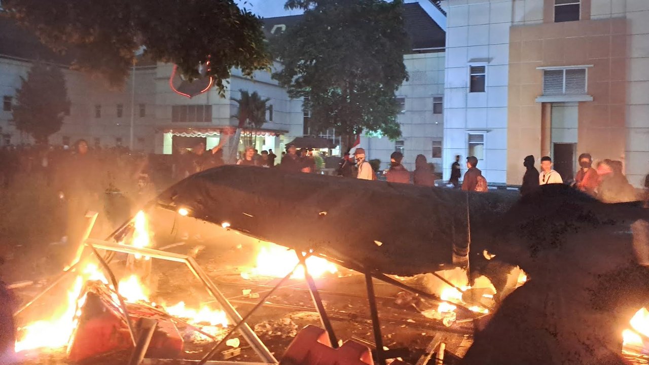 Demo Ricuh di Yogyakarta, Mobil Sedan Dibakar