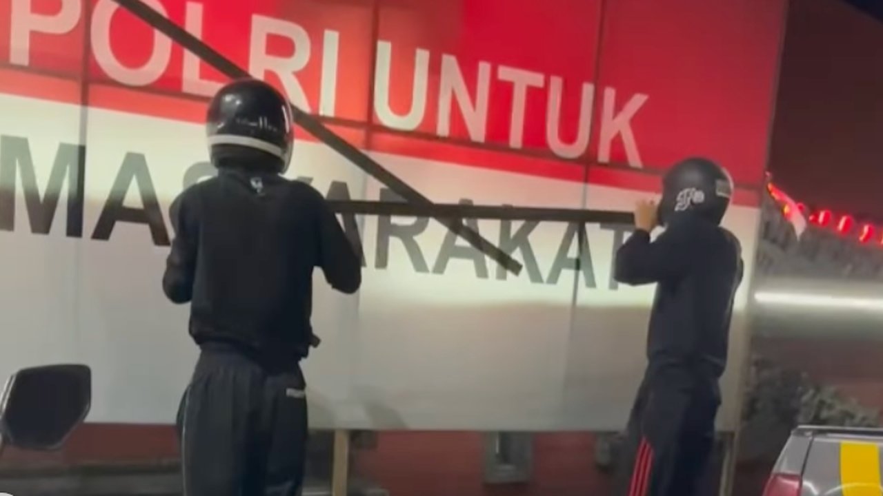 Viral, Sejumlah Spanduk 'Polri untuk Masyarakat' Dilakban Silang