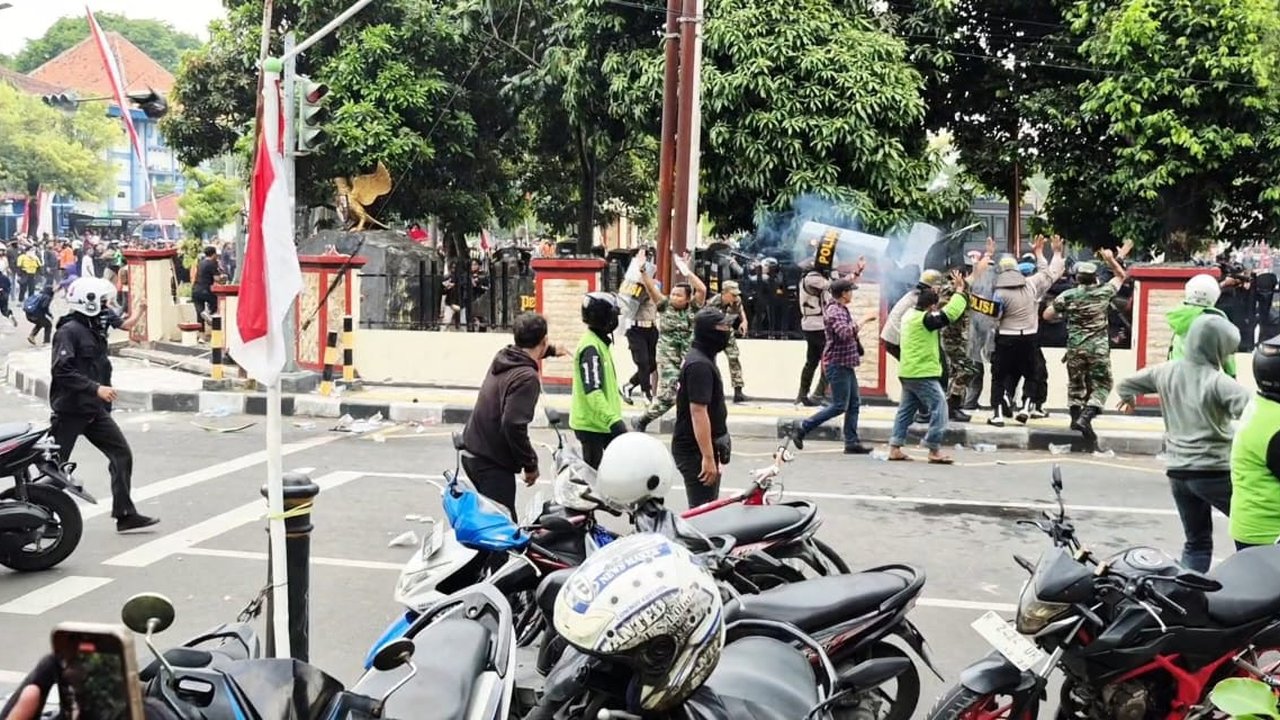 Driver Ojol Demo Depan Mako Brimob Solo Bubar Usai Ditembakkan Gas Air Mata, Kocar Kacir ke Arah Stadion Manahan