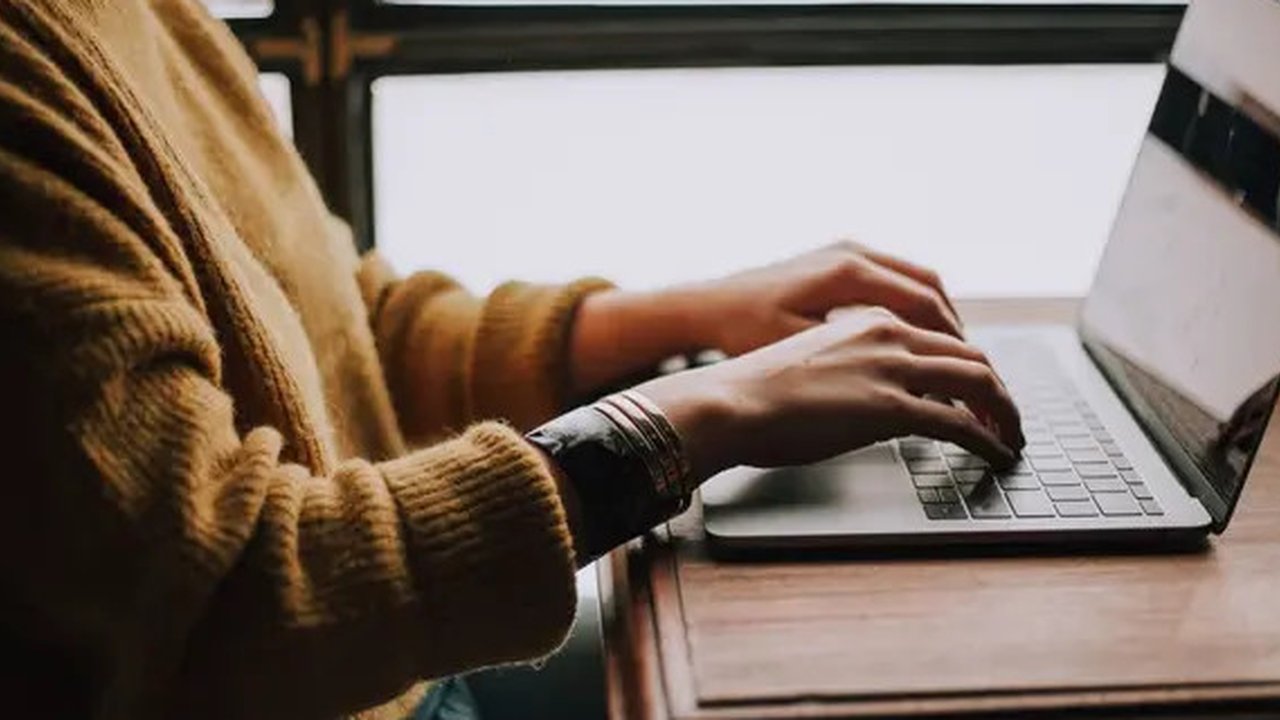 Ilustrasi laptop, belajar, menulis, mengetik kalimat langsung. (Photo by Daniel Thomas on Unsplash)