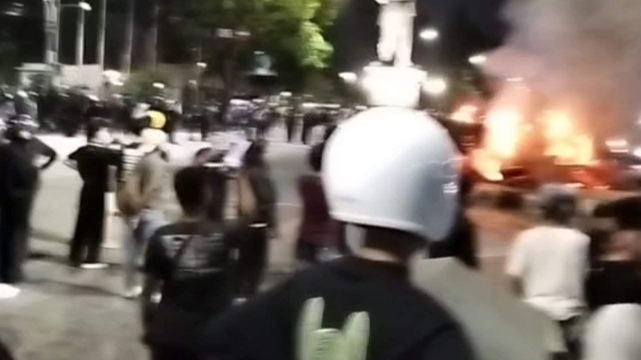 Demo Depan Mako Brimob Solo Kembali Pecah, Massa Geser ke Patung Gladag hingga Merobohkan Gapura Sekaten Keraton Surakarta