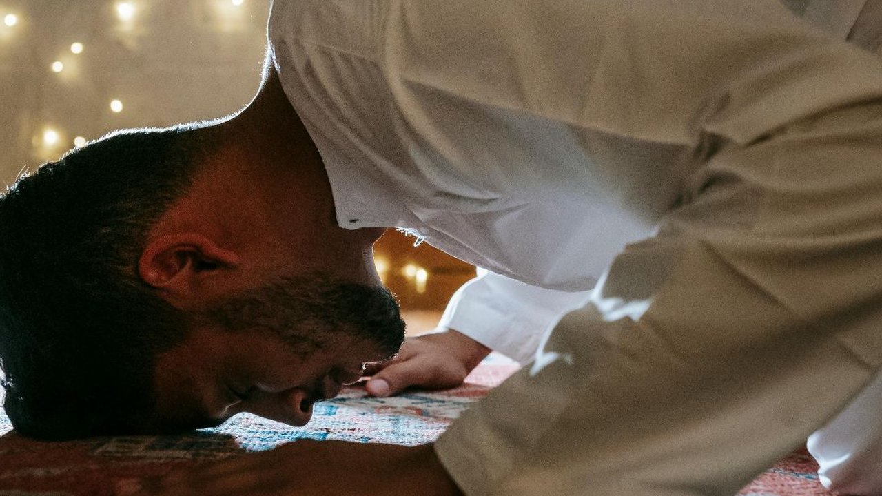 Tata cara sholat tobat, waktu pelaksanaan, dan keutamaannya yang akan didapatkan.