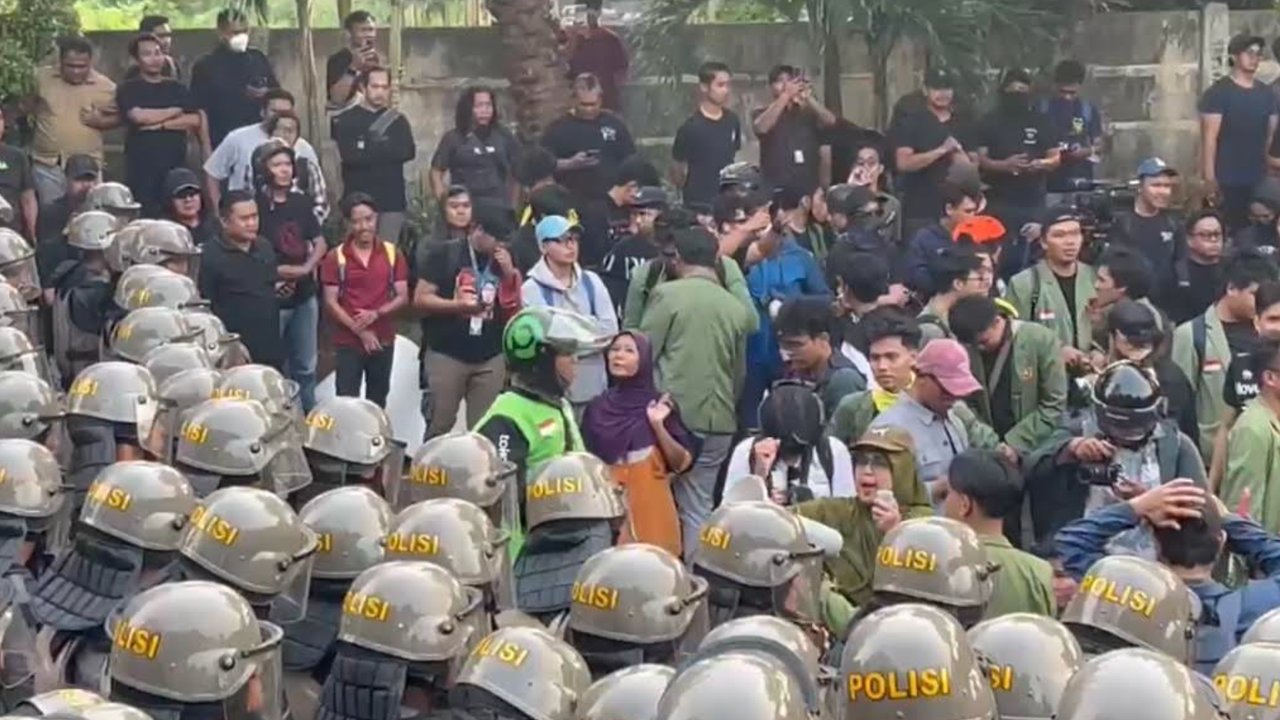 Momen Orasi Emak-Emak Sindir Uya Kuya dan Eko Patrio: Kalian Pantasnya Jadi Pelawak!