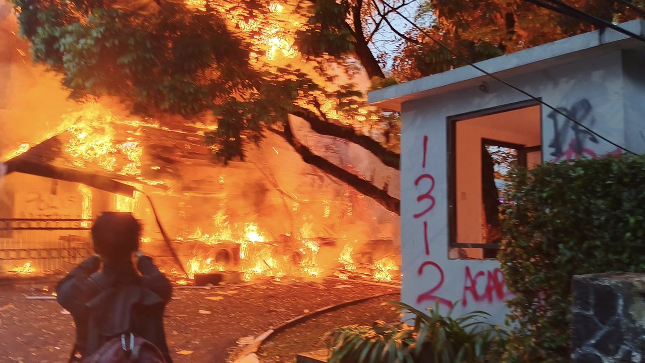 VIDEO: Bandung Membara Usai Ojol Tewas Dilindas! Massa Bakar Rumah Diduga Lokasi Polisi Sembunyi