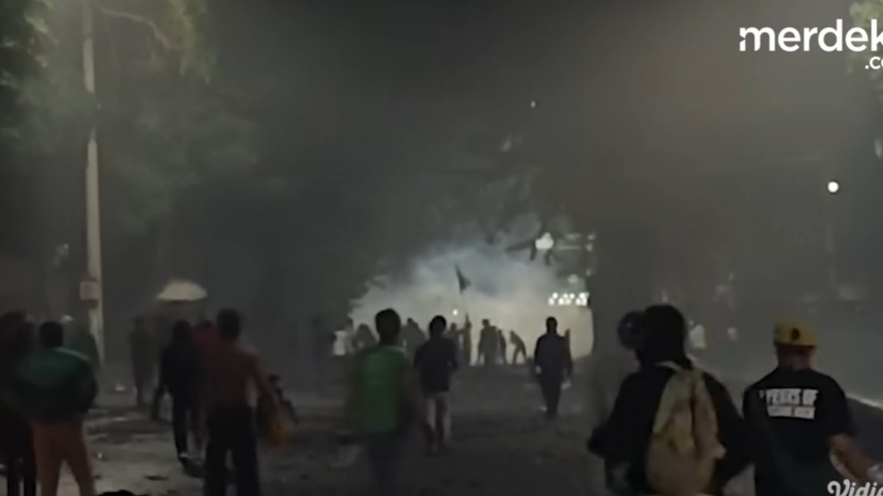 VIDEO: Situasi Mencekam di Kwitang, Petasan Massa Dibalas Aparat dengan Tembakan Gas Air Mata