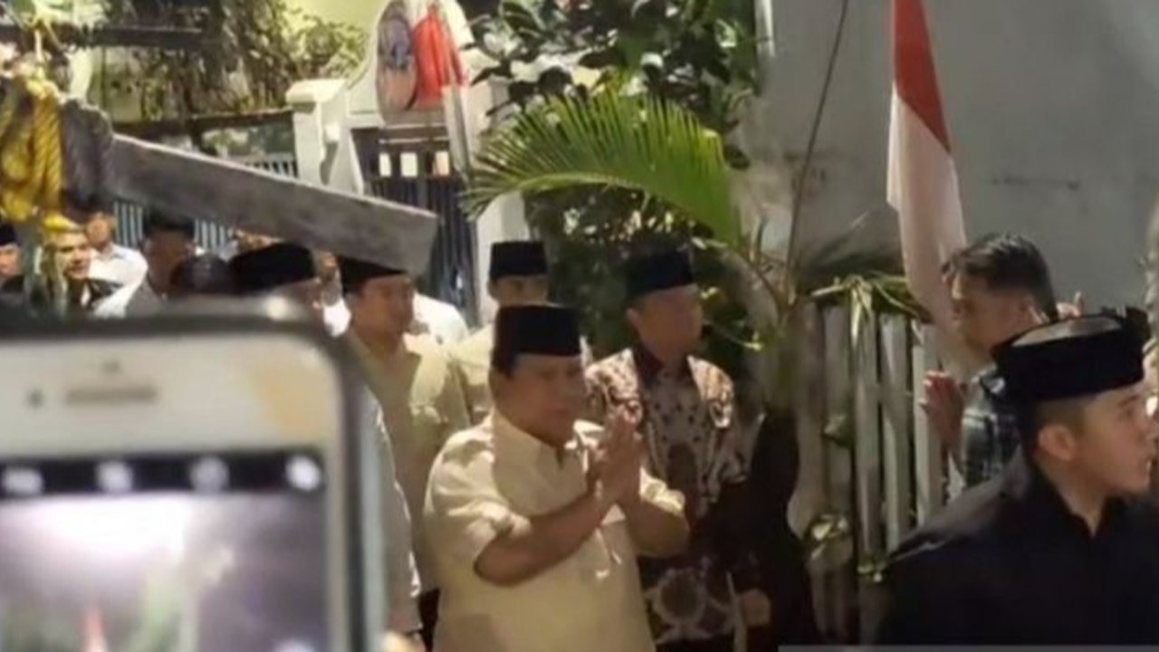Presiden Prabowo Subianto menyambangi rumah duka pengemudi ojol yang tewas dilindas mobil rantis Brimob Affan Kurniawan pada Jumat malam (29/8/2025). (Istimewa)