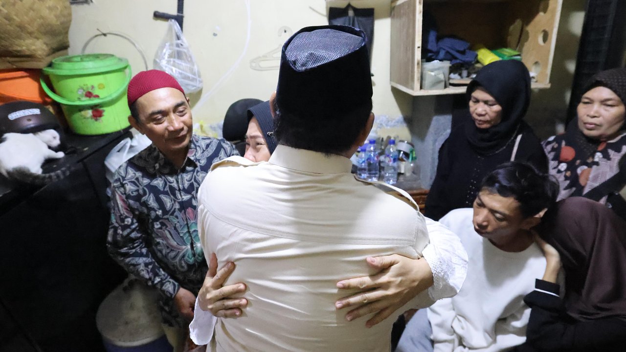 prabowo peluk ibu affan