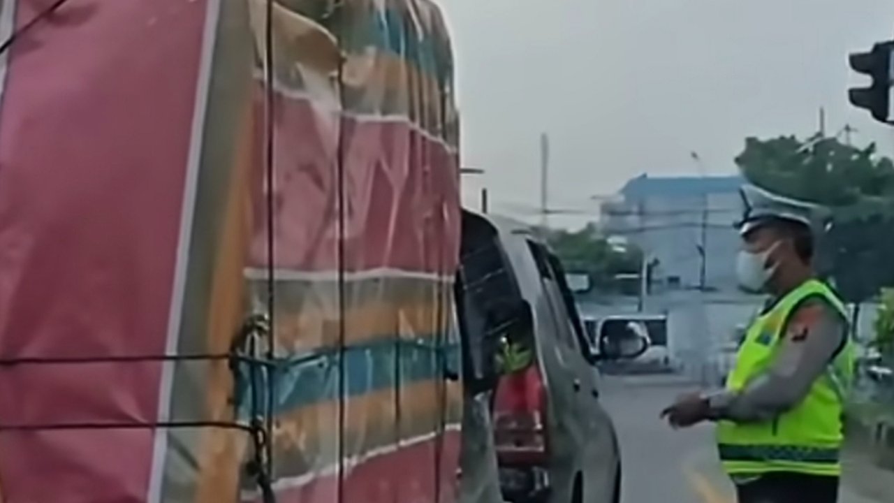 Viral Polisi Tilang di Lampu Merah, Kakorlantas Bereaksi Keras: Bukan Perangkap Penilangan!