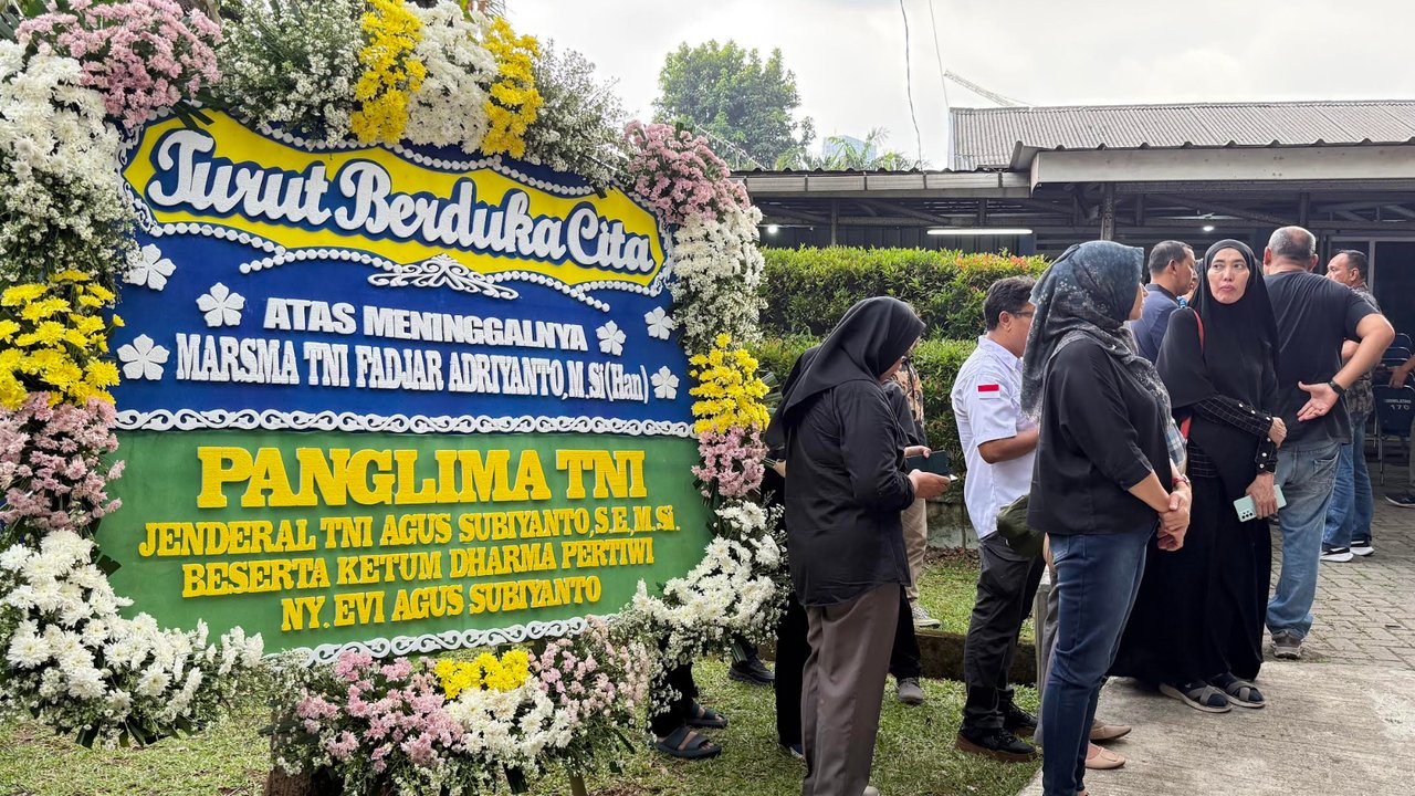 Karangan Bunga Penuhi Rumah Duka Marsma Fajar Adriyanto, Jenazah Tiba Disambut Isak Tangis