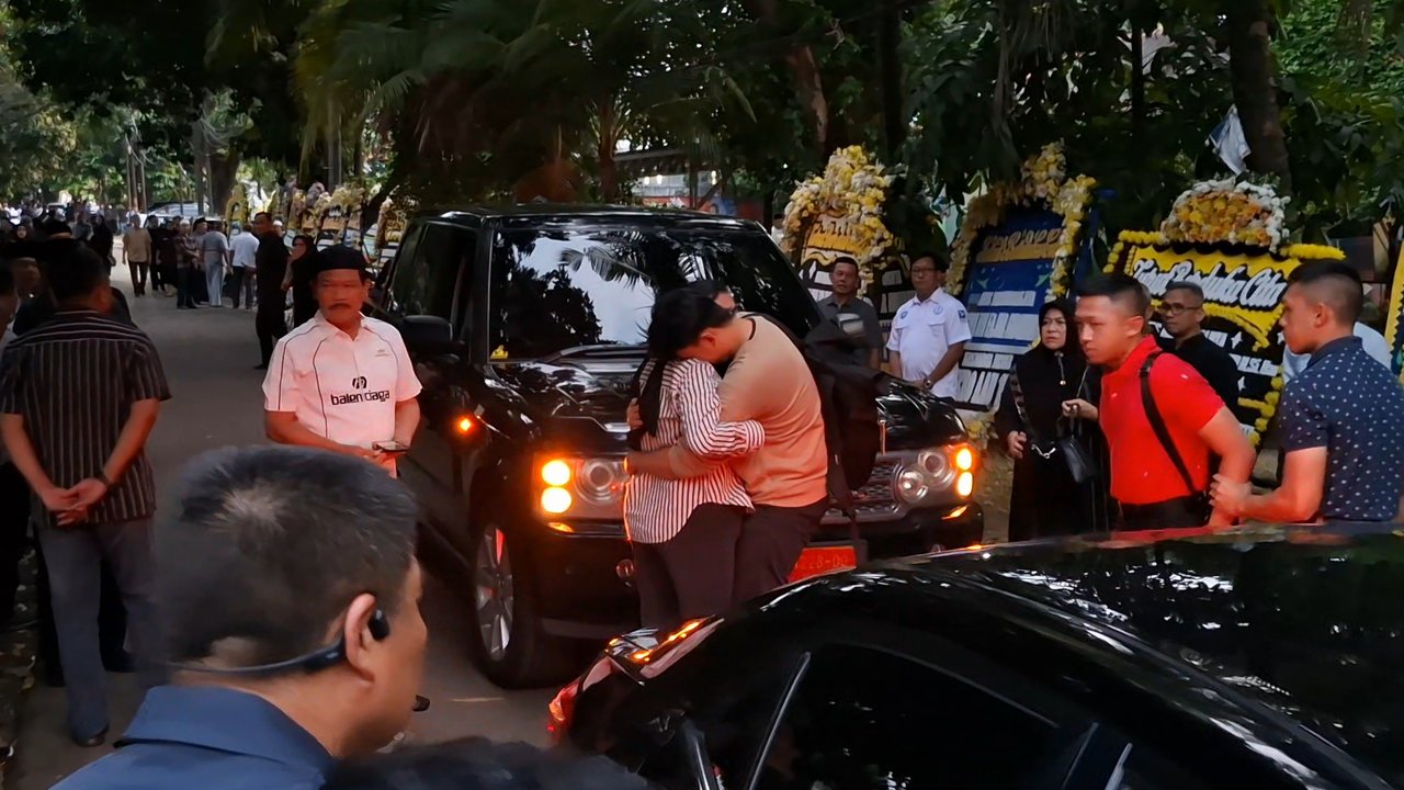 Isak Tangis Putra Bungsu Marsma Fajar Disambut Peluk Erat Sang Ibu di Rumah Duka