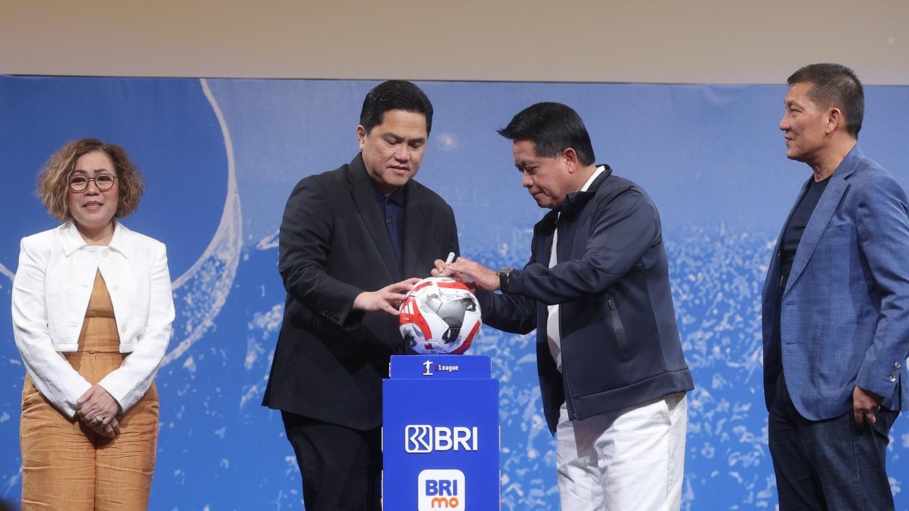 Direktur SCM, Harsiwi Achmad, Ketua Umum PSSI, Erick Thohir, Direktur Utama BRI, Hery Gunardi dan Direktur Utama I.League, Ferry Paulus saat peluncuran BRI Super League 2025--2026 di  SCTV Tower, Jakarta, Minggu (03/08/2025).