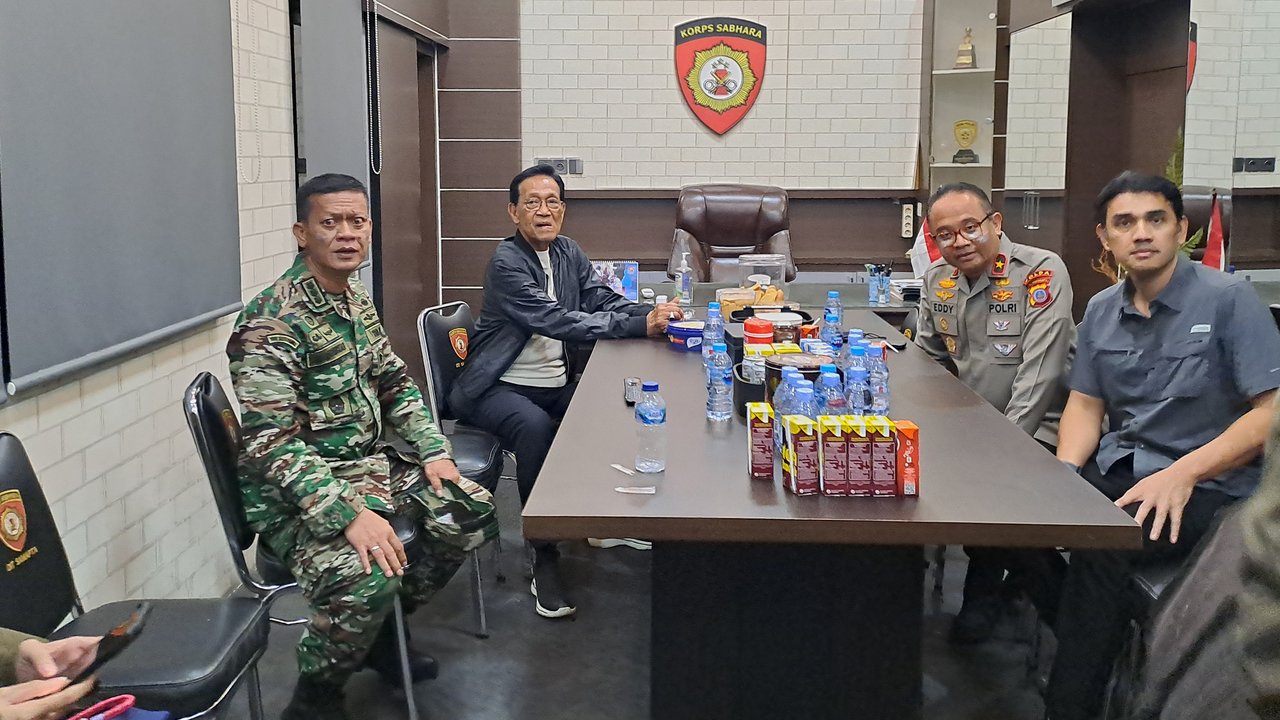 Momen Sultan HB X Membelah Lautan Massa Blokade Jalan saat Demo di Depan Polda DIY