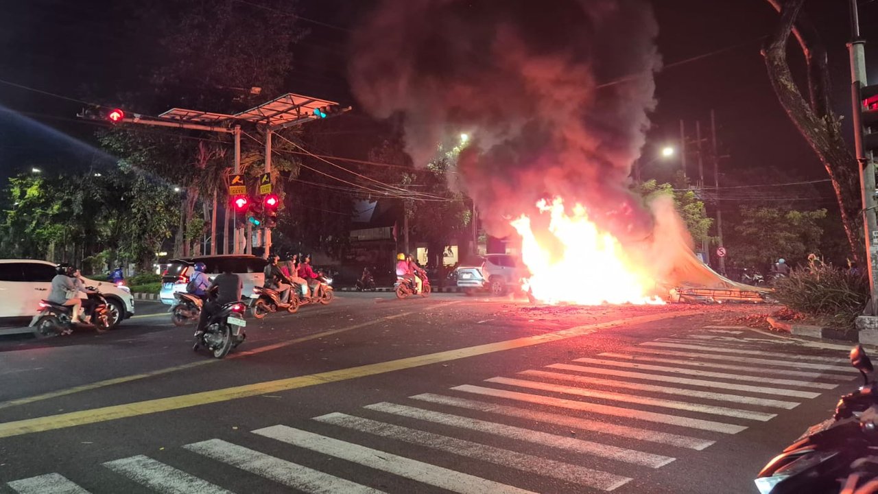 Demo Berujung Ricuh di Surabaya Meluas, Pospol Dibakar hingga Mapolsek Dirusak