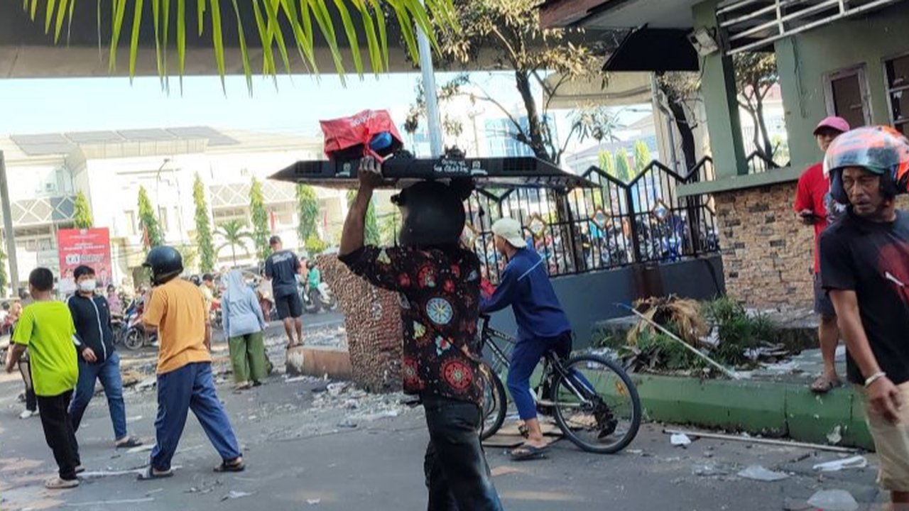 Gedung DPRD Makassar Dibakar Massa Jadi Wisata Dadakan, Warga Ambil Onderdil Bangkai Mobil hingga Kompresor Mesin Pendingin