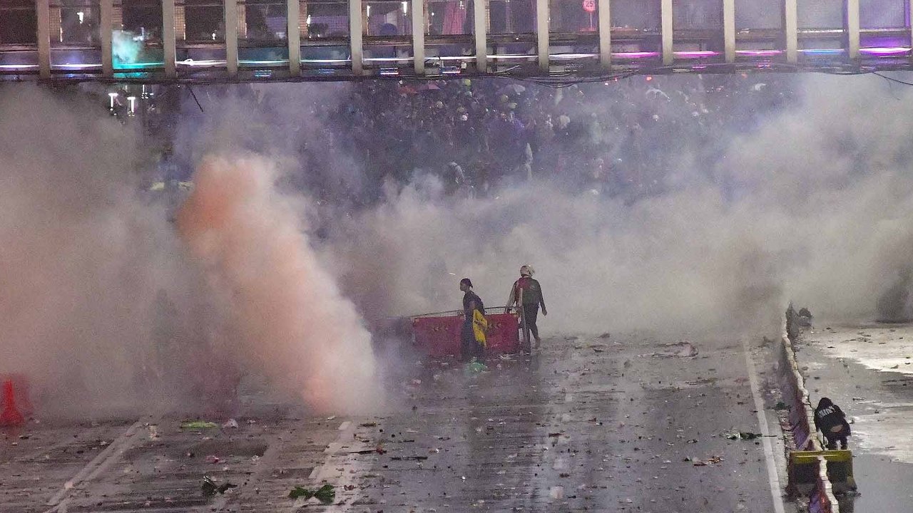 Massa aksi berkumpul usai dipukul mundur ke arah Semanggi saat aksi unjuk rasa di Mapolda Metro Jaya, Jakarta, Jumat (29/08/2025).