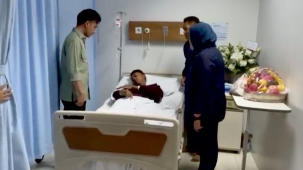 Momen Gibran Ajak Umar Driver Ojol Korban Pemukulan Ngobrol saat Jenguk di RS Pelni: Istirahat Cukup Tiga Hari Pulang