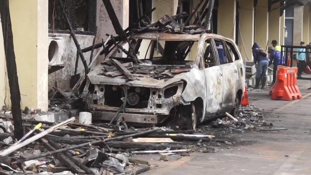 Massa Mengamuk, 2 Mobil di Polda DIY Jadi Sasaran Pembakaran