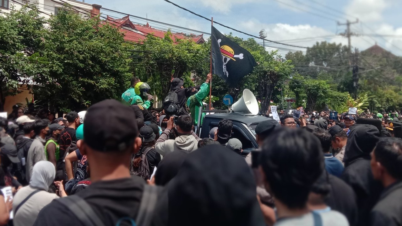 Massa aksi masih terus bertahan melakukan demonstrasi di depan Gedung Mapolda Bali, yang berlokasi di Jalan Wr. Supratman, Denpasar, Bali, pada Sabtu (30/8).