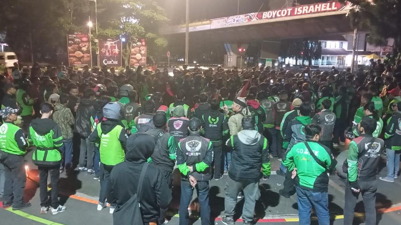 Solidaritas Tanpa Batas, Ojol Bandung Gelar Doa dan Lilin untuk Rekan yang Gugur di Jakarta