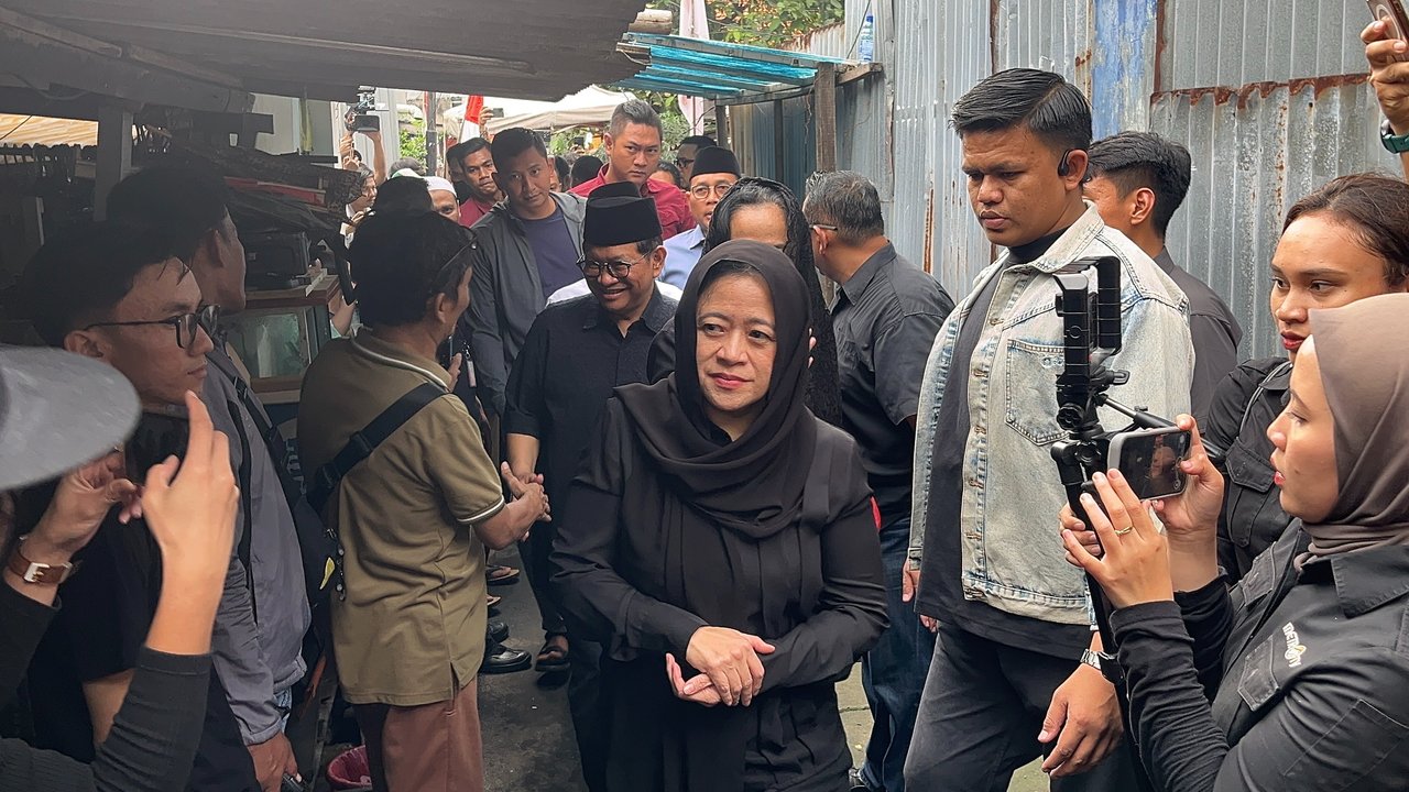 Puan Melayat Affan, Ojol Korban Rantis Brimob, dengan Busana Serba Hitam